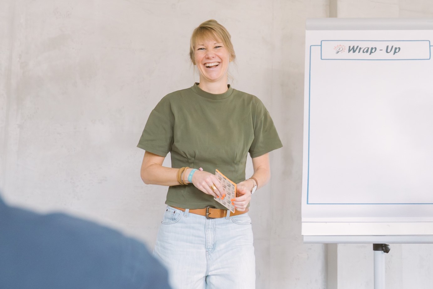der-eigene-auftritt Person präsentiert am Flipchart